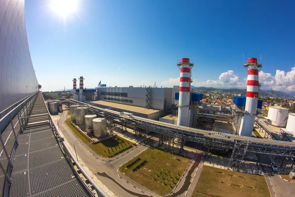 Planta termoeléctrica con grandes chimeneas —  Fotos de Stock