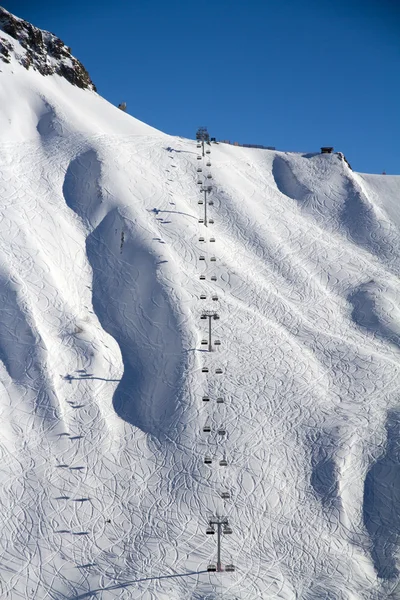 Elevador de cadeiras na estância de esqui Krasnaya Polyana, Rússia — Fotografia de Stock