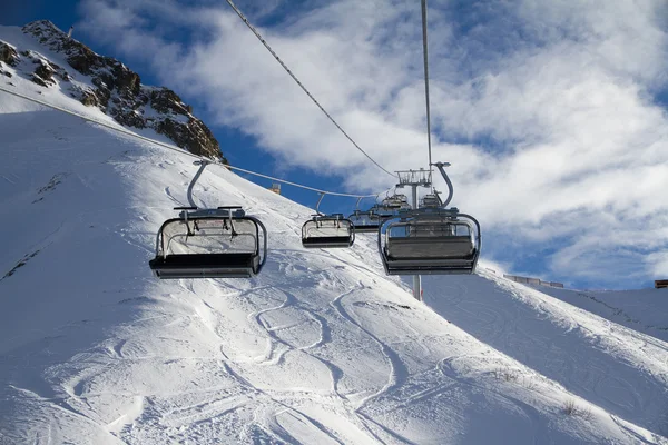 Sedačková lanovka v ski resort krasnaya polyana, Rusko — Stock fotografie