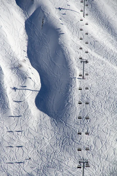 滑雪度假村红波利亚纳，俄罗斯的升降椅 — 图库照片