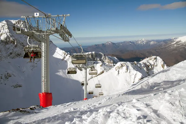 Stollift i en skidort. Sochi, Ryssland — Stockfoto