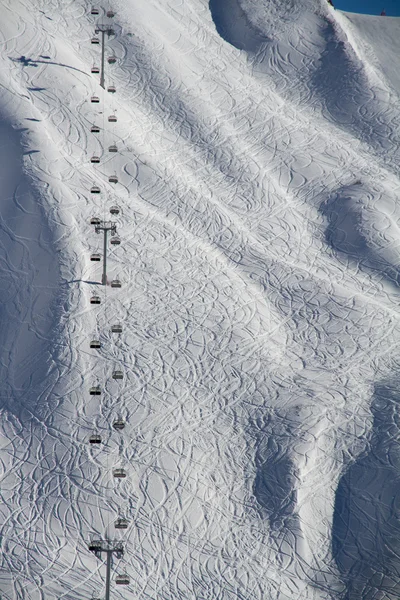 Stoeltjeslift in ski resort Krasnaja Poljana, Rusland — Stockfoto