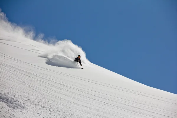 Sciatore in polvere profonda, freeride estremo — Foto Stock