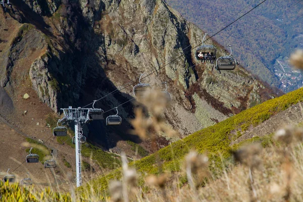 Elevador de cadeiras nas montanhas de Krasnaya Polyana — Fotografia de Stock