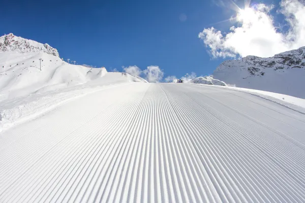 Perfekt präparierte leere Skipiste — Stockfoto