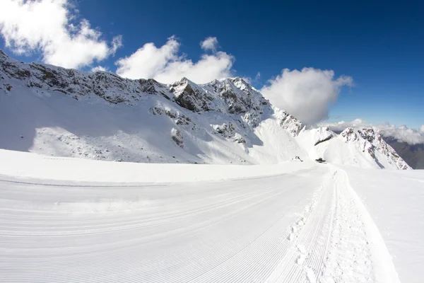 完璧に手入れされた空のスキー ゲレンデ — ストック写真