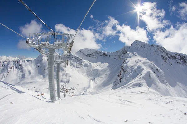 Kursi angkat ski di pegunungan. — Stok Foto