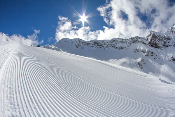 完璧に手入れされた空のスキー ゲレンデ — ストック写真