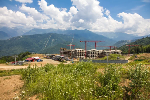 Construção nas montanhas — Fotografia de Stock