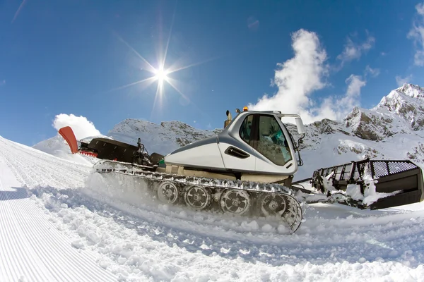 Ратрак, уборочная машина, специальный снегоход — стоковое фото