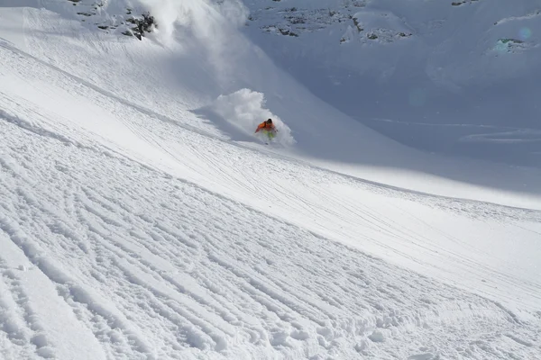 Skifahrer im Tiefschnee, extreme Freeride — Stockfoto