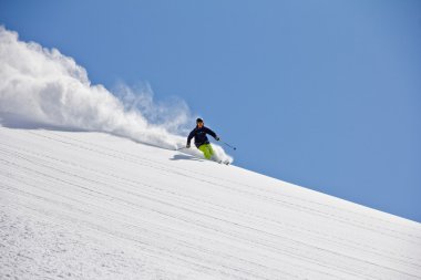 derin toz, aşırı freeride kayakçı