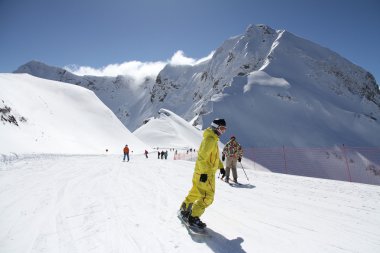 Yokuşta snowboardcu.