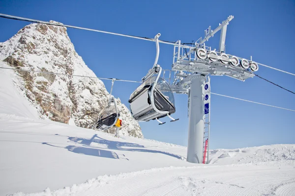 Elevador de cadeiras em uma estação de esqui (Sochi, Rússia  ) — Fotografia de Stock