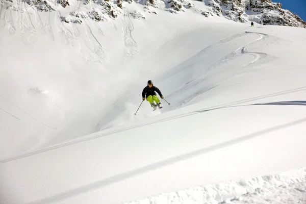 Skieur en poudre profonde, freeride extrême — Photo