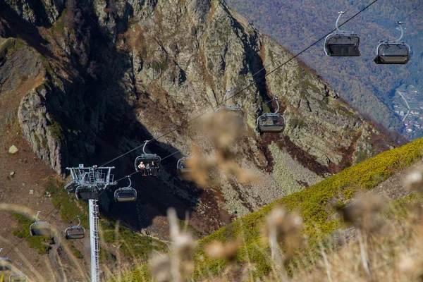 Elevador de cadeiras nas montanhas de Krasnaya Polyana — Fotografia de Stock