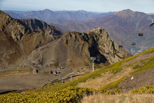 Elevador de cadeiras nas montanhas de Krasnaya Polyana — Fotografia de Stock