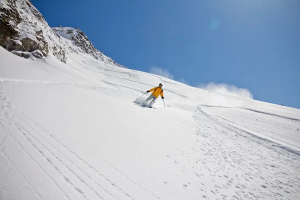 Skieur en poudre profonde, freeride extrême — Photo