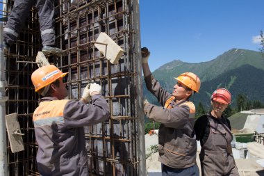 Soçi, Rusya - ö. 18 Haziran 2012: işçi yapmak için beton duvar takviye