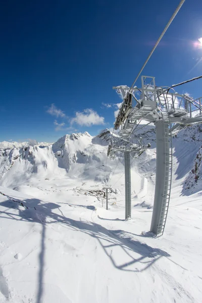 Cadeiras de elevador de esqui nas montanhas — Fotografia de Stock