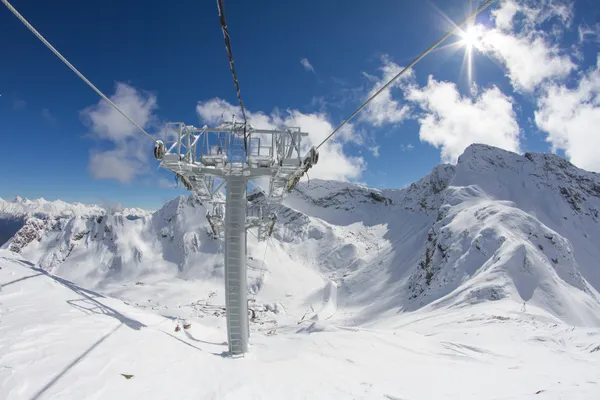 Skilift stoelen in de bergen — Stockfoto