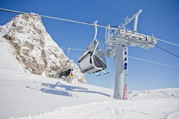 Stoeltjeslift in a Ski Resort (Sotsji, Rusland ) — Stockfoto