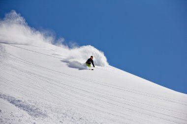derin toz, aşırı freeride kayakçı