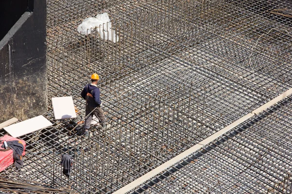 Workers make reinforcement for concrete foundation — Stock Photo, Image