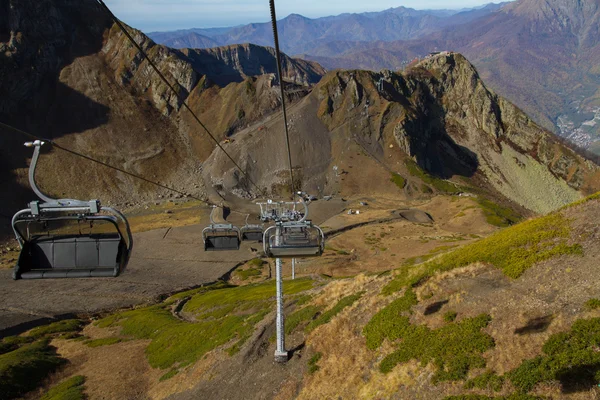 Elevador de cadeiras nas montanhas de Krasnaya Polyana — Fotografia de Stock