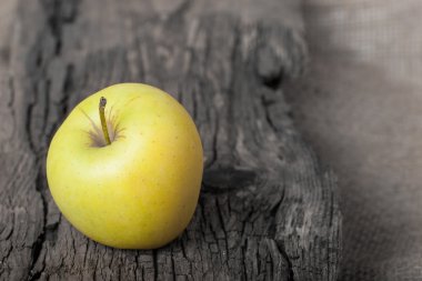 ahşap tahta üzerinde elma