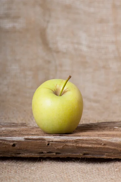 Äpple på träskiva — Stockfoto