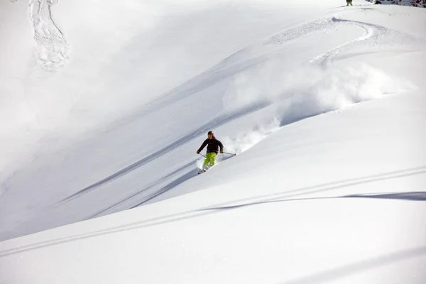 Sciatore in polvere profonda, freeride estremo — Foto Stock