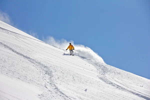 Sciatore in polvere profonda, freeride estremo — Foto Stock