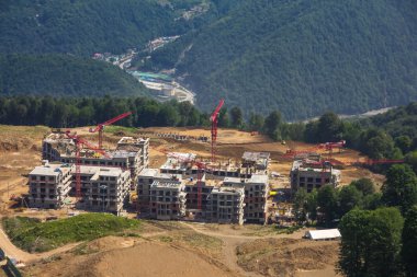 dağlarda bina