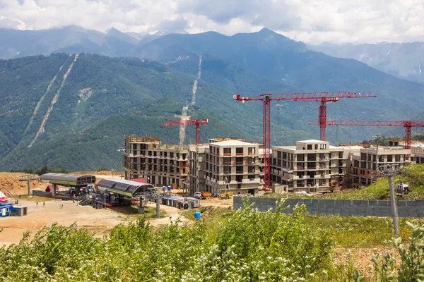 Construção nas montanhas — Fotografia de Stock