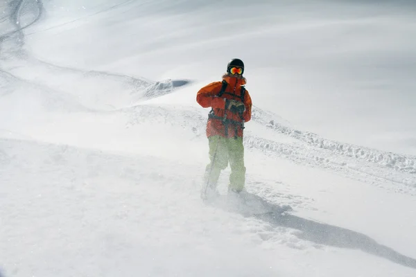 Лыжник в глубоком порошке, экстремальный фрирайд — стоковое фото