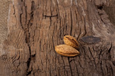 badem ahşap tahta üzerinde