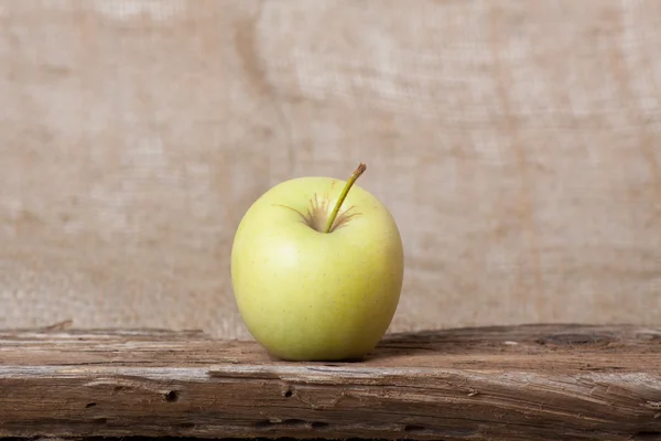 Apfel auf Holzbrett — Stockfoto