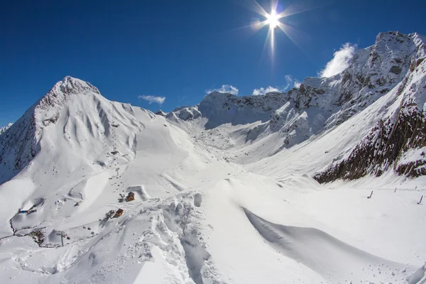 Paesaggio di montagna di krasnaya polyana, sochi, russiaορεινό τοπίο των krasnaya Πολιάνα, sochi, Ρωσία — Φωτογραφία Αρχείου