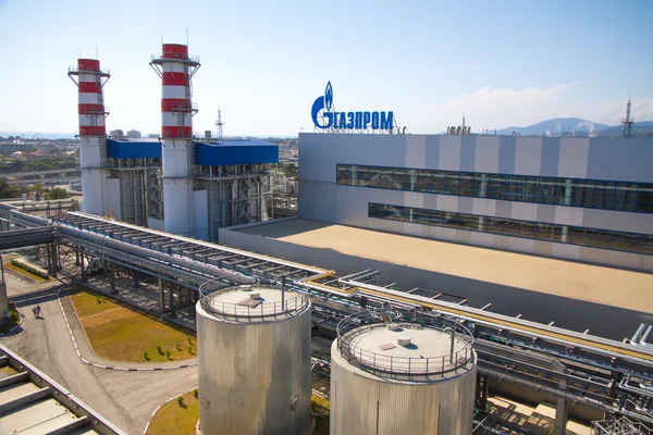 ADLER, RUSSIA - 26 GIUGNO 2013: logo aziendale Gazprom sul tetto della centrale termoelettrica . — Foto Stock