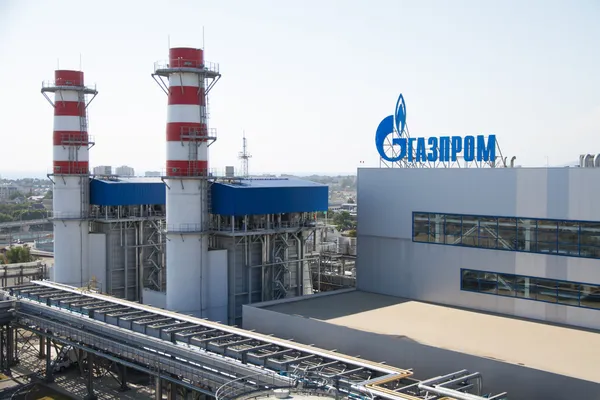 ADLER, RUSSIE - 26 JUIN 2013 : Logo de la société Gazprom sur le toit de la centrale thermique . — Photo
