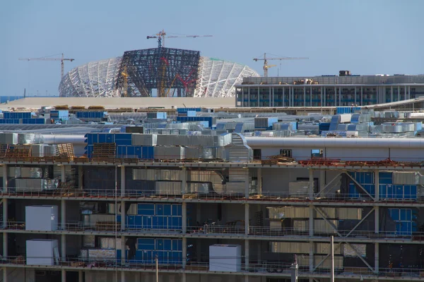 SOCHI, RUSSIE - 20 JUIN : Construction du stade olympique "Fisht ." — Photo