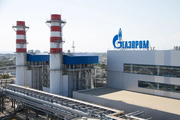Адлер, Росія - 26 червня 2013: логотип компанії "Газпром" на даху теплова електростанція. — стокове фото