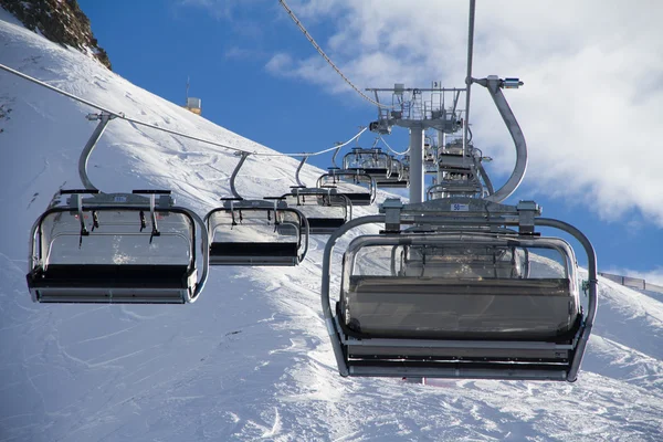 Sedačková lanovka v ski resort krasnaya polyana, Rusko — Stock fotografie