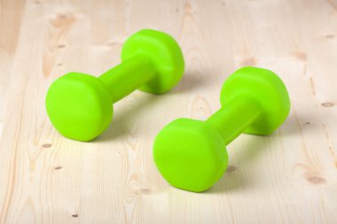 ahşap yüzeyde küçük yeşil halter