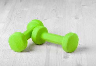 ahşap yüzeyde küçük yeşil halter