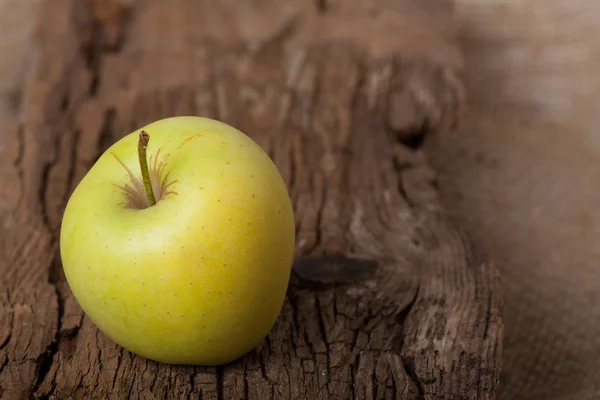 Apfel auf Holzbrett — Stockfoto