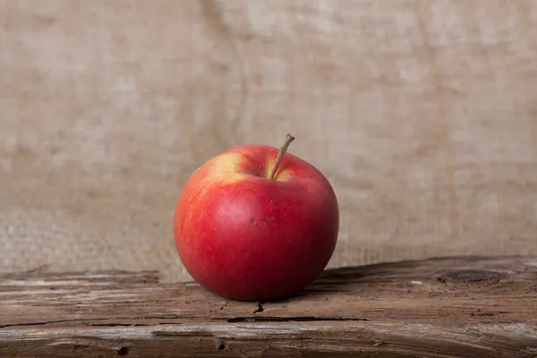 Pomme sur panneau en bois — Photo