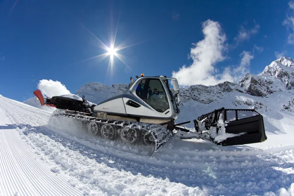 Ratrak、機械、特別な雪上車をグルーミング — ストック写真