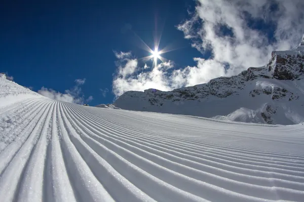 Perfectly groomed empty ski piste — Stock Photo, Image